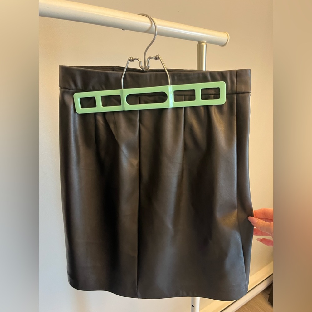 Dynamite Faux Leather Skirt (black, size M)
